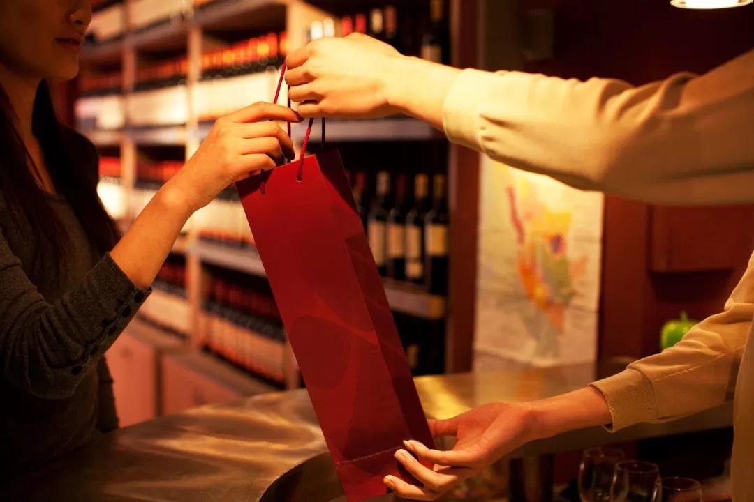 全员土豪，爱吃狗肉？我们在法国人心中是怎样的存在...