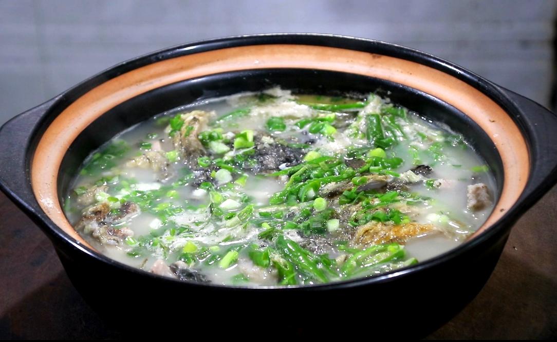 鲤鱼最营养美味的做法,鱼肉鲜嫩,汤白如牛奶,步骤简单易操作