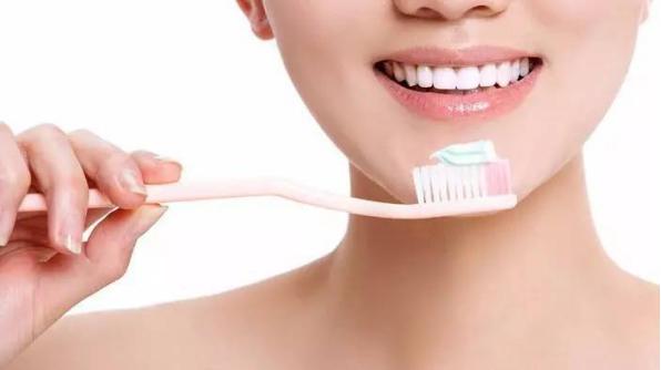 喝红酒牙齿染色怎么办,喝红酒牙齿会变黑怎么处理