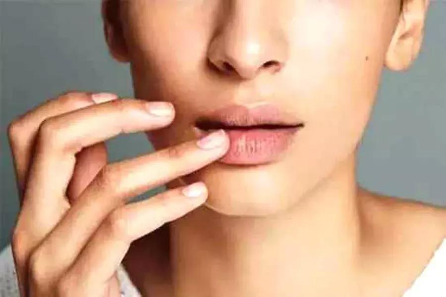 天气干燥嘴唇干裂怎么办,入秋嘴唇脱皮发干