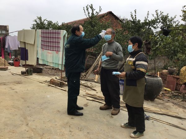 乡邮员每天跑60公里邮路，为60多个湾子千余名村民送物资