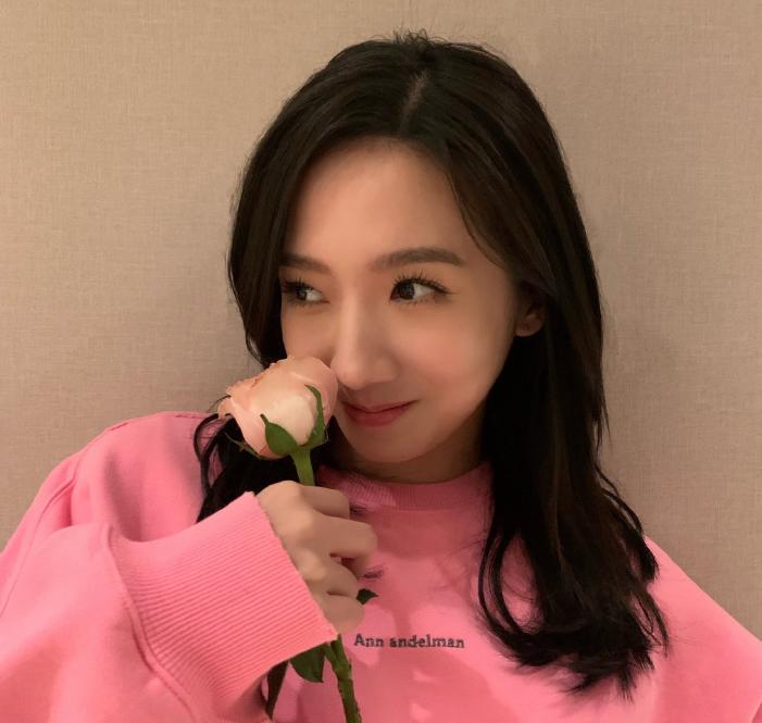 孟美岐粉色衣服搭配图片,孟美岐同款卫衣