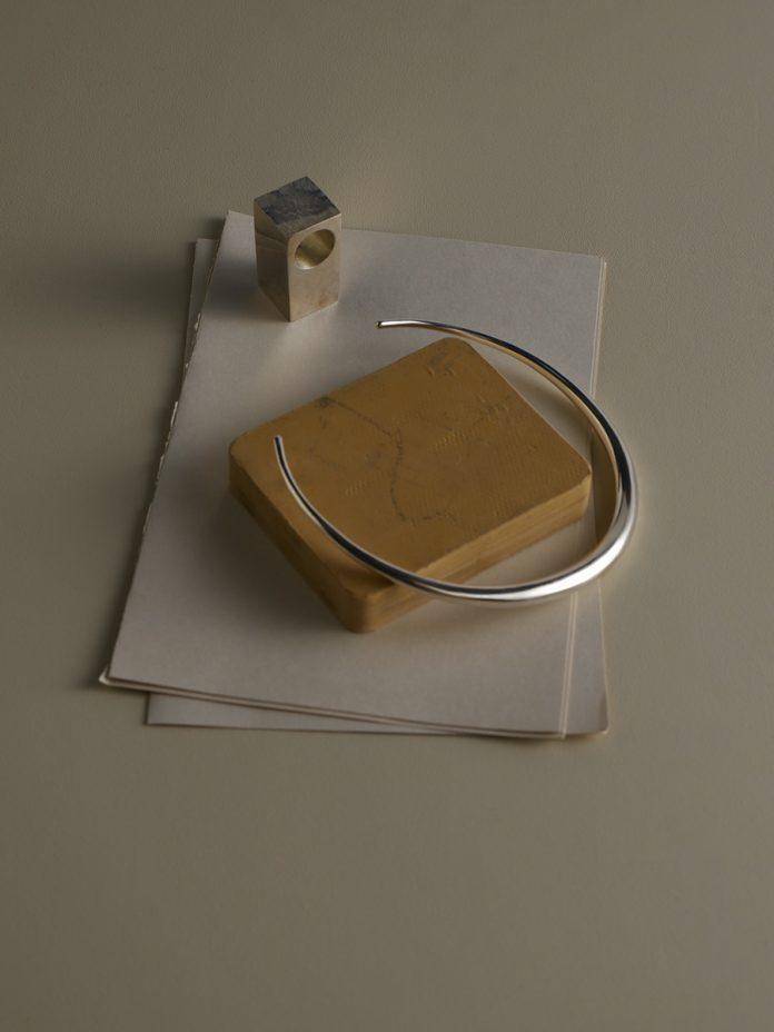 有时候质感就体现在小小的配件上，一件可以陪你穿梭日常的珠宝