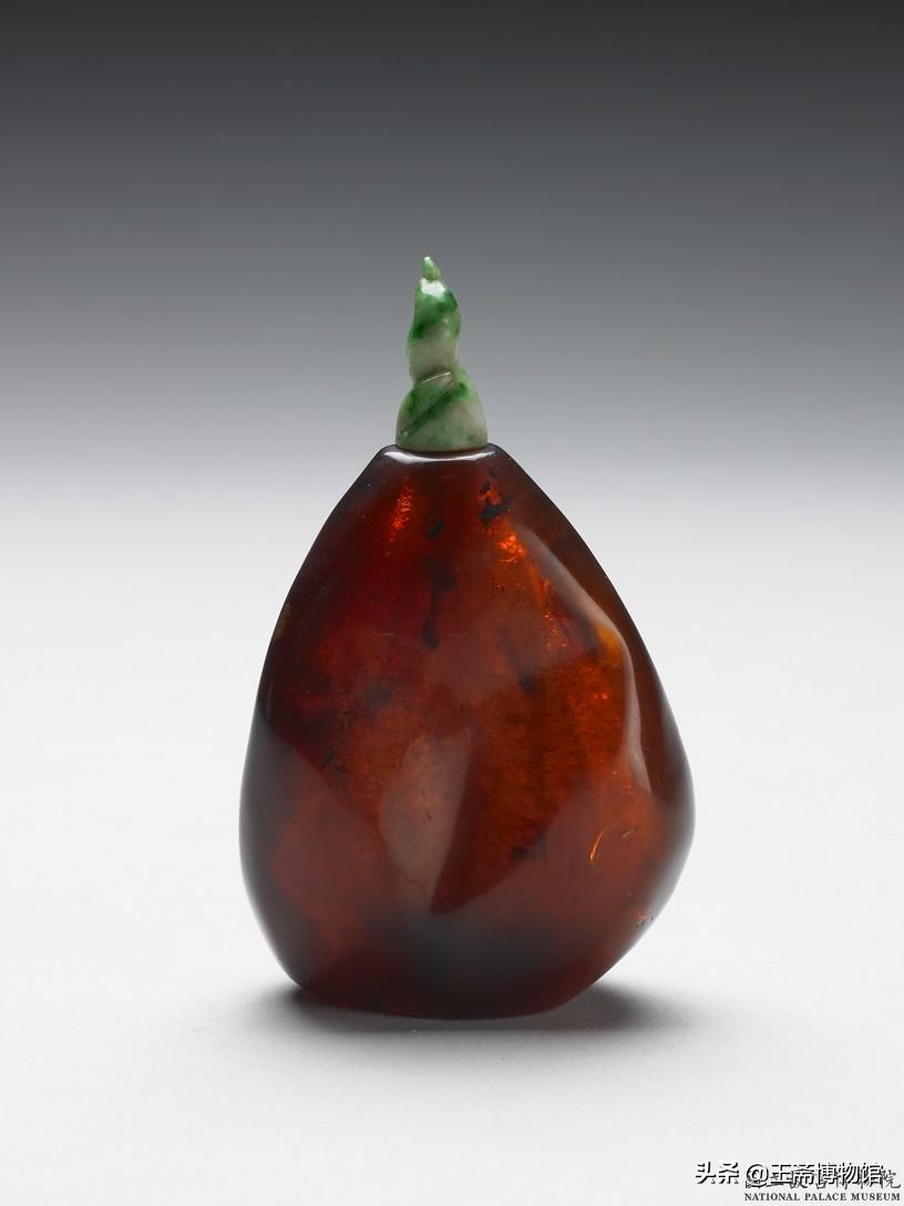 清乾隆时期琥珀蜜蜡雕刻摆件 (乾隆时期的琥珀鼻烟壶价值多少钱)