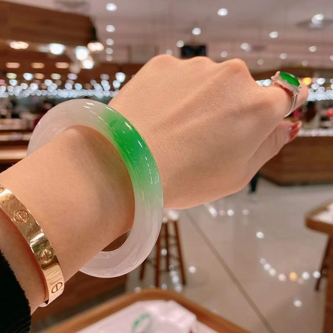 翡翠手镯怎么选比较好,翡翠手镯如何挑种水