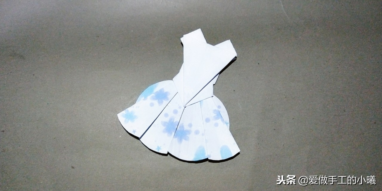 夏天到了一款漂亮的小裙子折纸,芭蕾舞裙子手工剪纸制作