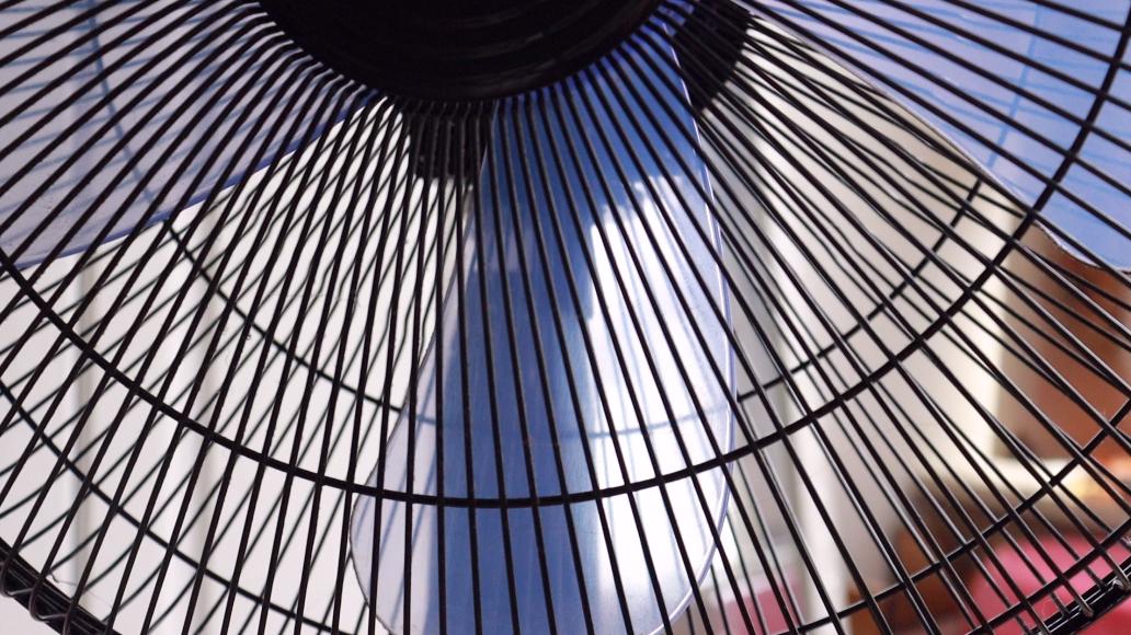 风扇上灰怎么清理,为什么电风扇的扇叶上容易积累灰