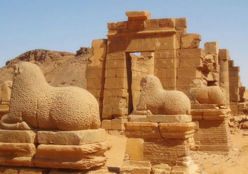 中国哪个地方的人死后葬在家里,中国有把过世的人葬在沙漠的吗