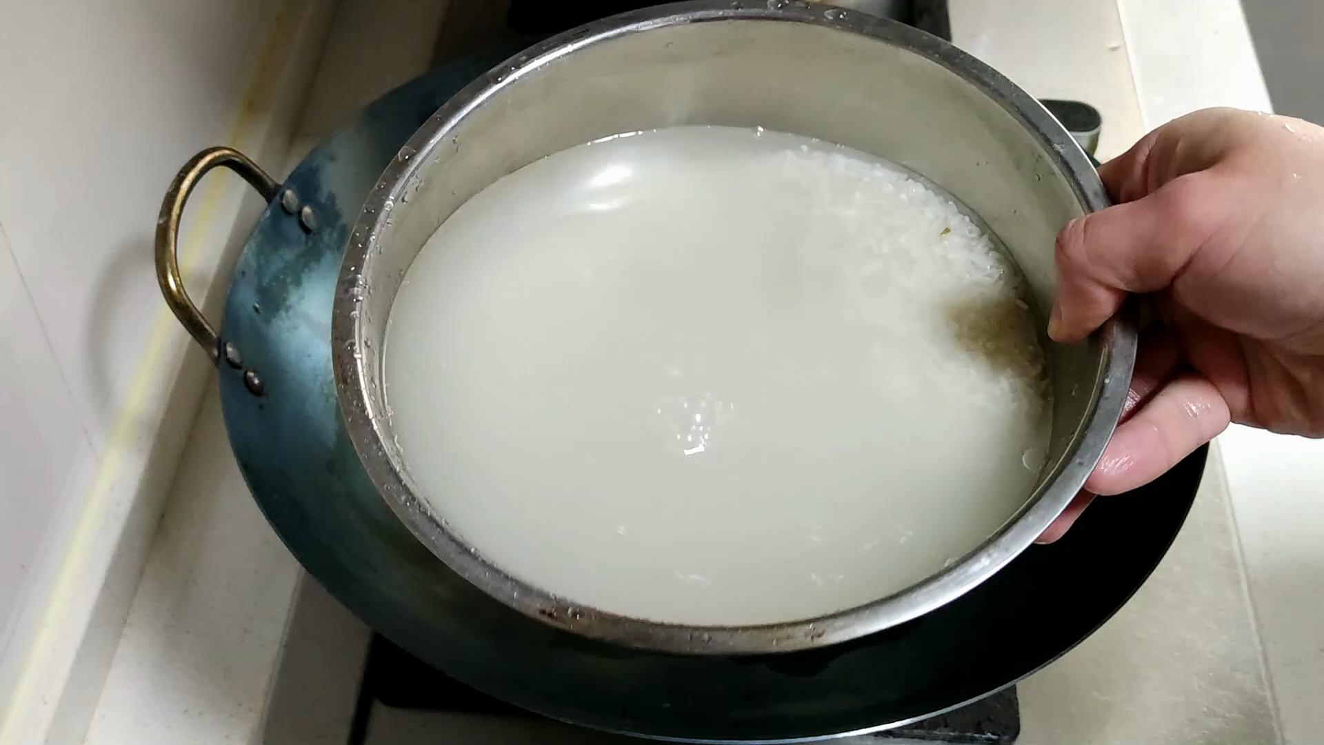 新铁锅千万别直接烧,等于吃掉了涂层,大厨正确开锅不生锈不粘锅