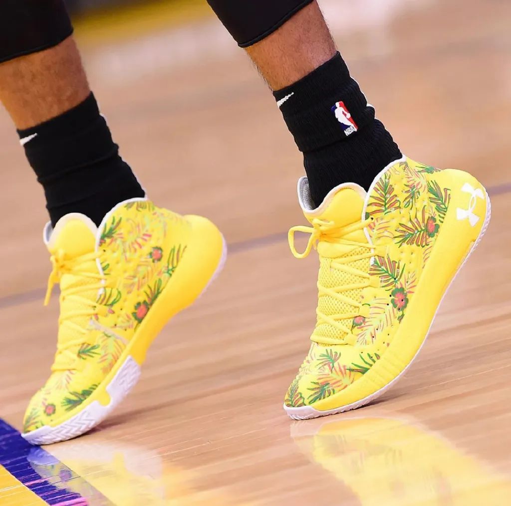 库里7首发配色,库里7主场配色和黑金配色选哪个