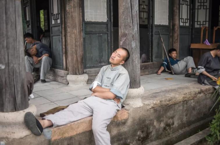 横店群演拜王宝强和赵丽颖,横店群演以王宝强激励自己