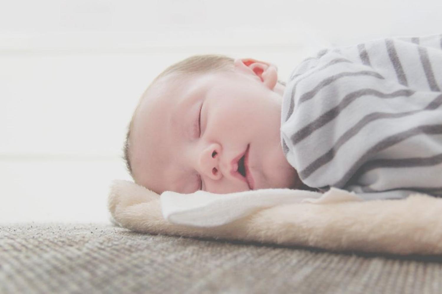 怎样解决宝宝夜间频繁醒来的问题,宝宝白天睡眠浅容易醒怎么处理