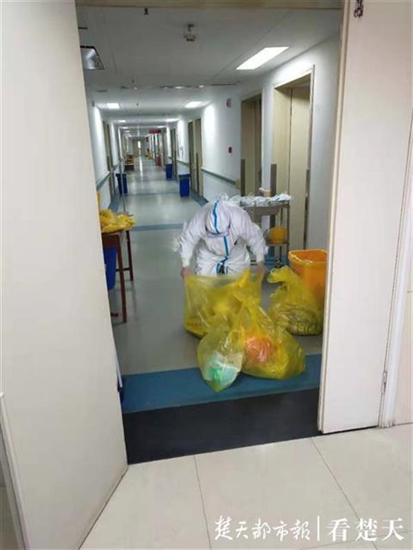 白衣天使工作合照,白衣天使穿工作服跟孩子合影