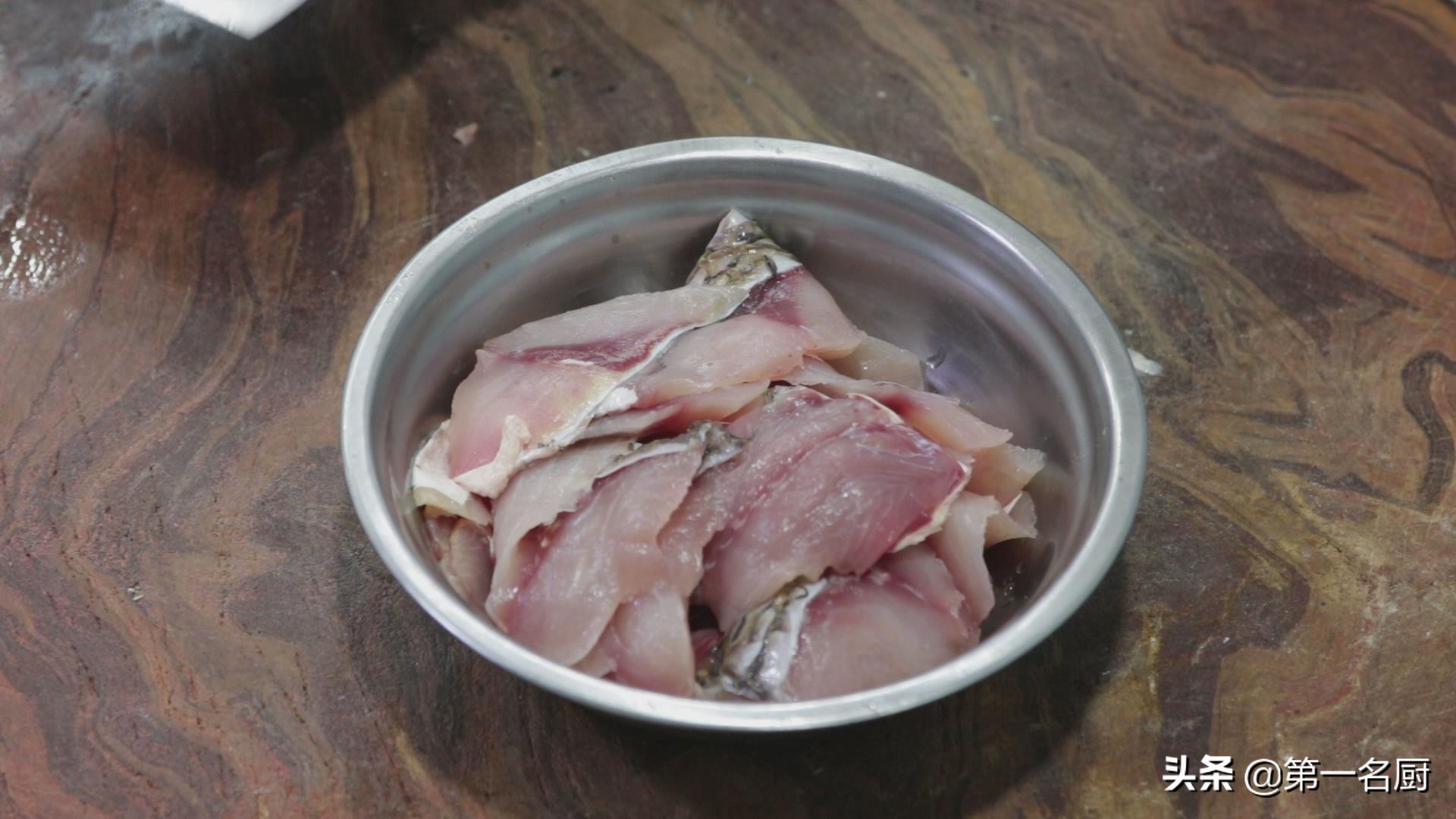 鲤鱼好吃有诀窍，做出来肉质嫩滑，汤鲜味美，一顿多吃两碗饭