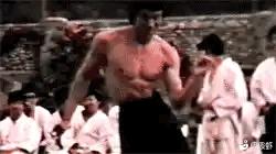 邻居家门口弄了一只狮子,门口挂什么能镇住对门口的狮子