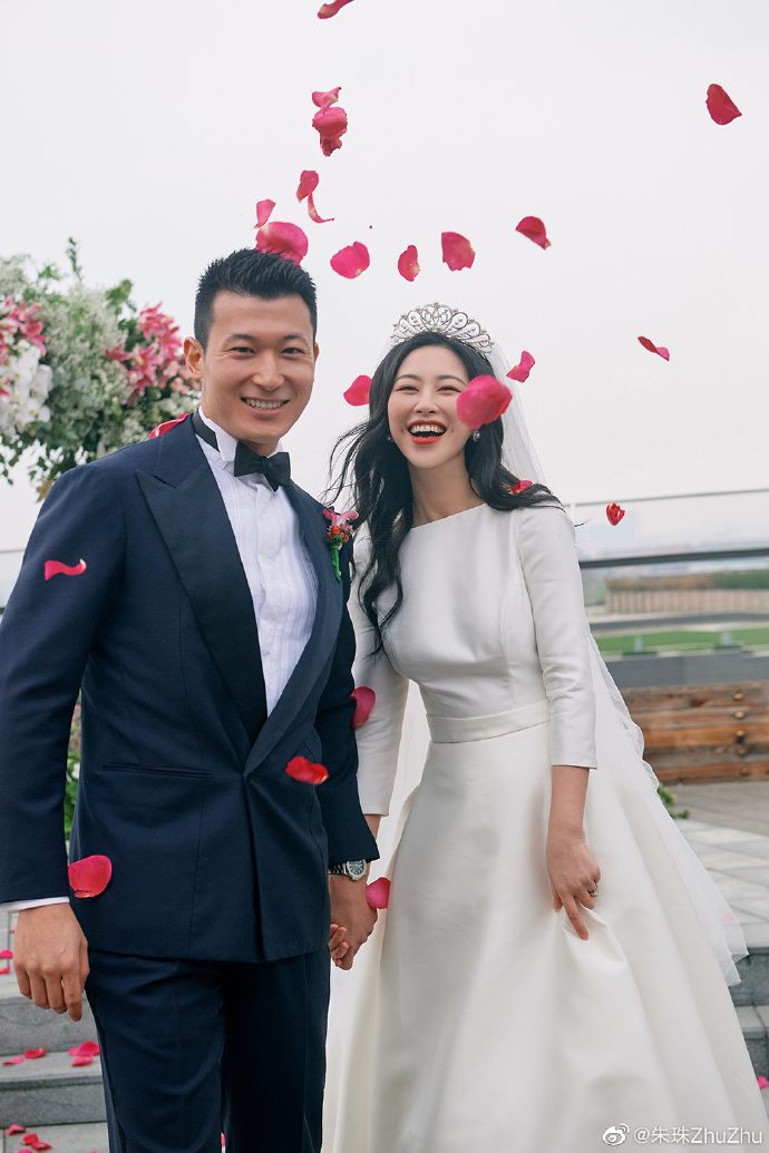 试问女生们，你们哪个能躲得了“婚纱的诱惑”呢？