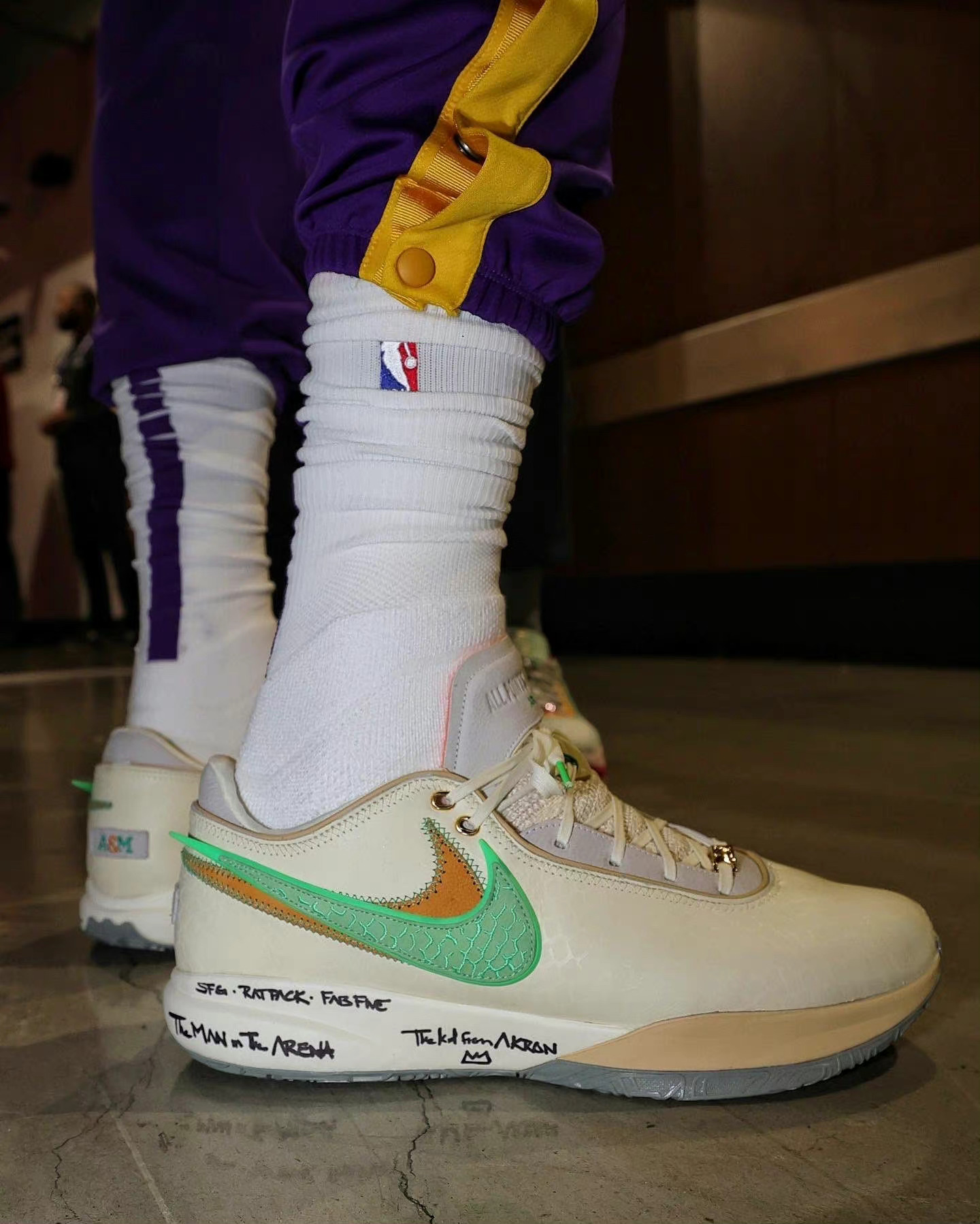 NBA球员上脚：欧文穿天价Kyrie4，中国球鞋太帅了