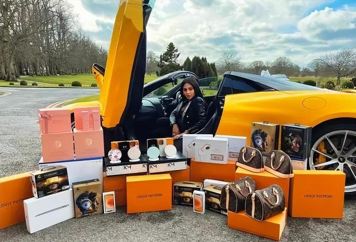 乔治娜晒c罗亲吻她脸颊照,乔治娜晒与c罗合照一生挚爱