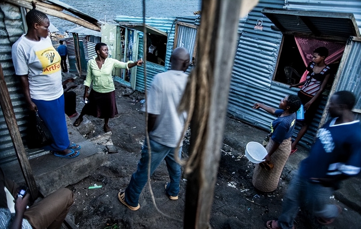 全球最拥挤小岛足球场,半个足球场大小的小岛