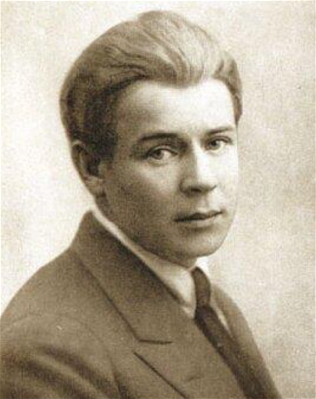 19岁爱上叶赛宁却只被他当情人，10年后，叶赛宁自杀，她坟前殉情