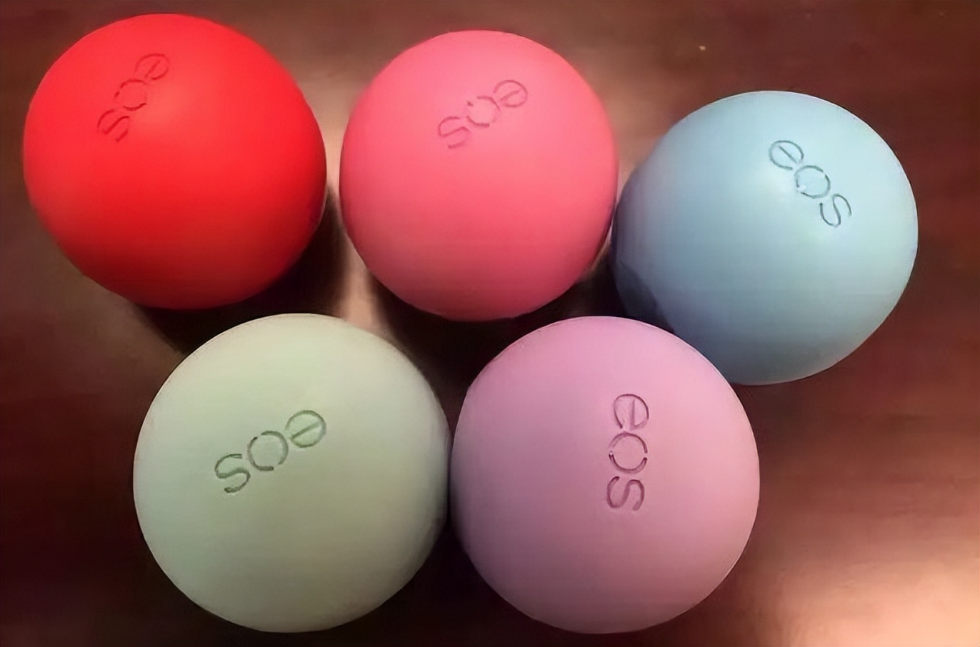 最近网上很火的润唇膏,最近很火的变色润唇膏