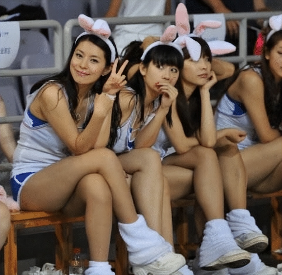 攀上黑人的美女最后都怎么样了?美女啦啦队员