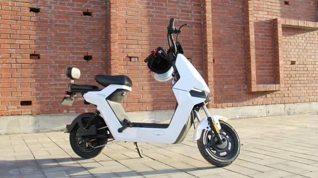 石墨烯电池跟铅酸蓄电池哪个好,石墨烯电池和铅酸电池哪个好