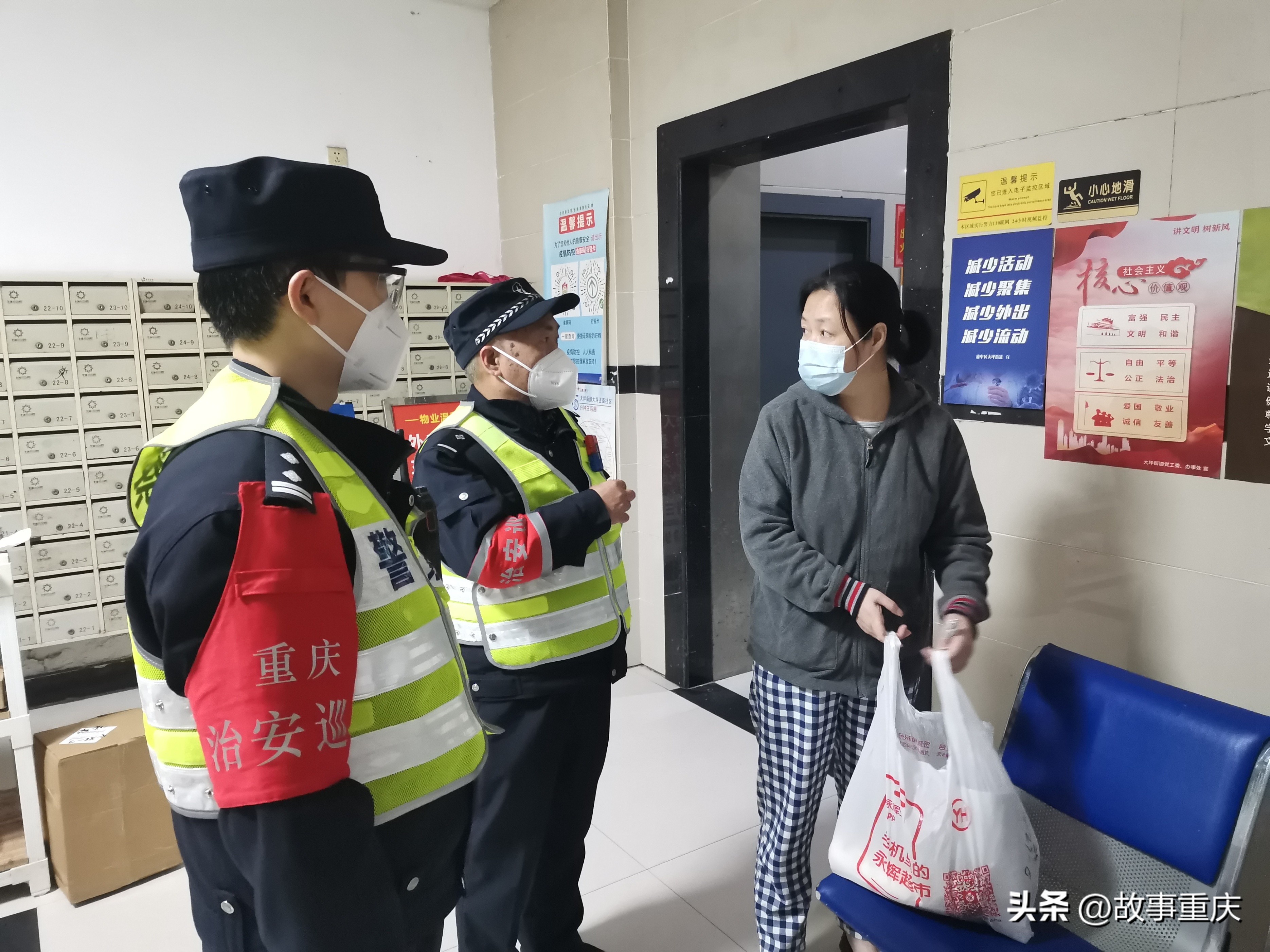 “三头六臂”一键切换渝中民警“神技”战疫持续上演暖心故事