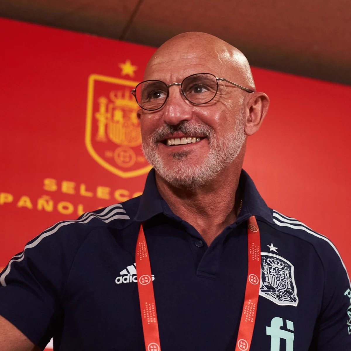 上任次战航母开翻，没人认识的西班牙新帅是来扛雷的？