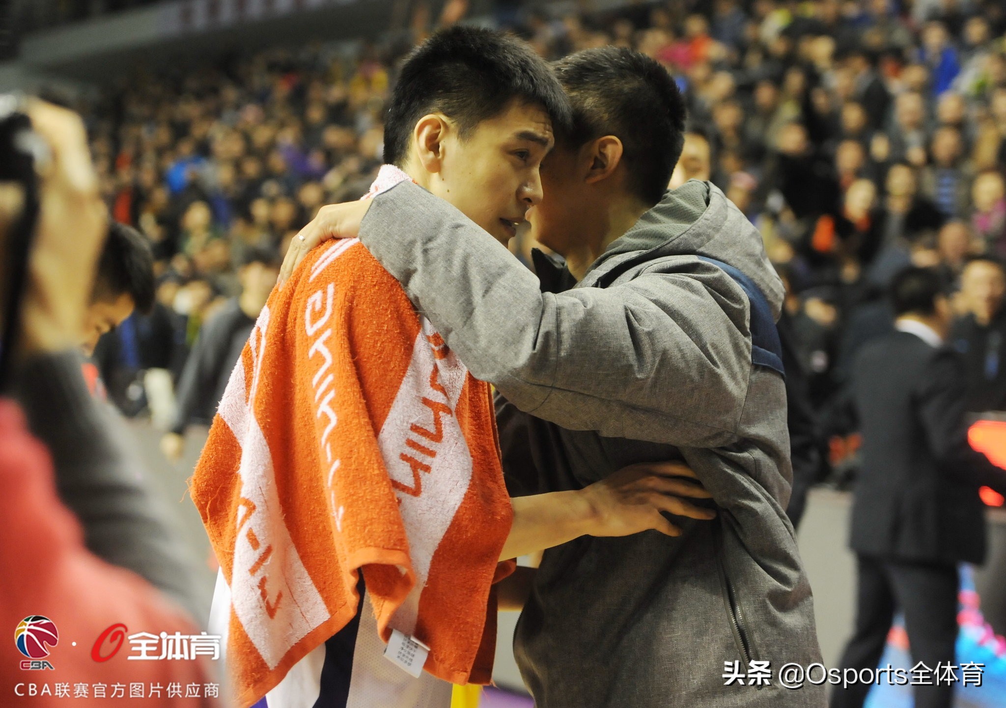 cba教练杨鸣为啥不能站起来,cba儒雅教练杨鸣名场面