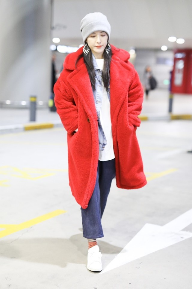 曾黎天蓝色高领毛绒大衣,曾黎棕色衣服黑色大衣