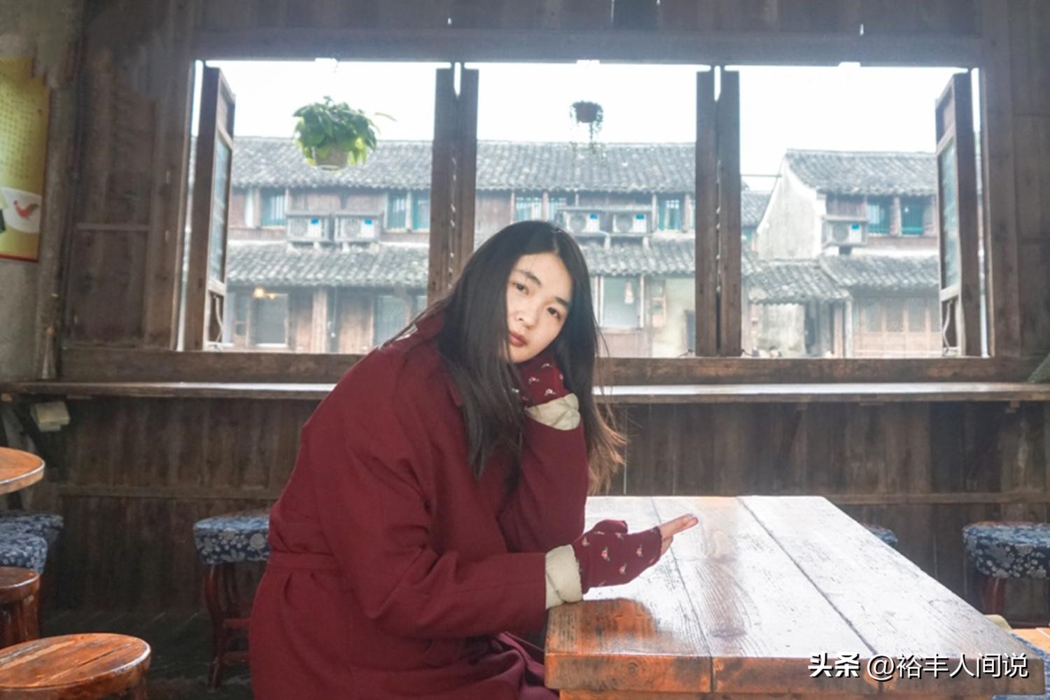 33岁福建女网红非洲遭抢劫！金项链被扯断，狂追两条街扭送至警局