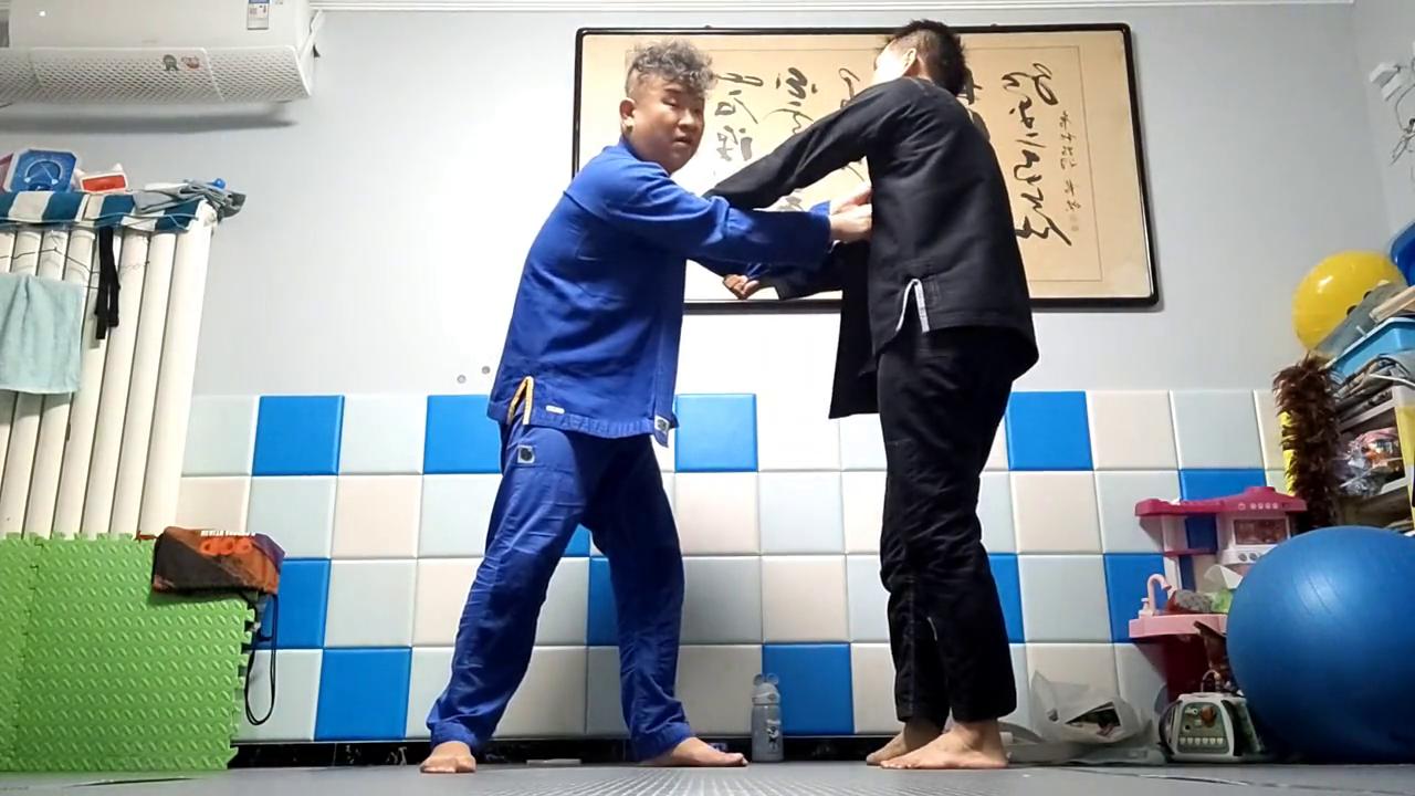 站立砸拳怎么防守,站立防守反击技巧