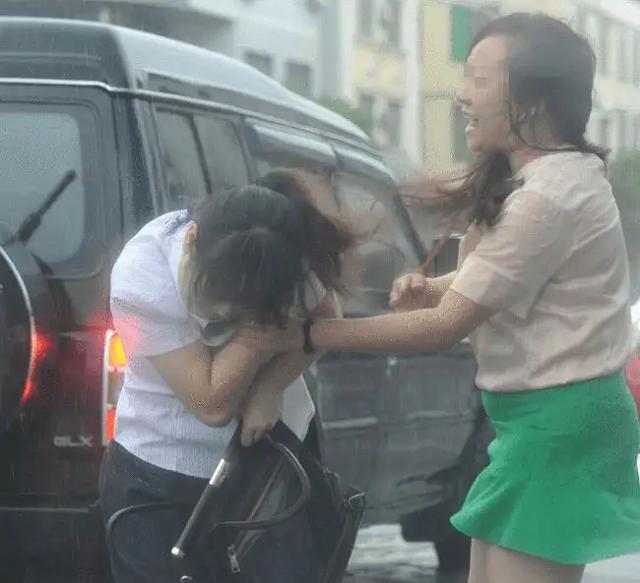 2019年，丈夫为娶怀孕情人，花50万雇*杀凶**妻，杀手“接单”后报警