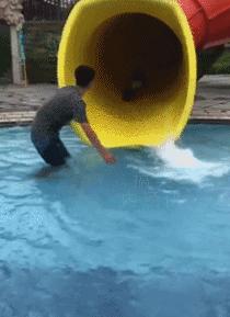 在水上乐园，多少人的大裤衩被冲成了丁字裤？