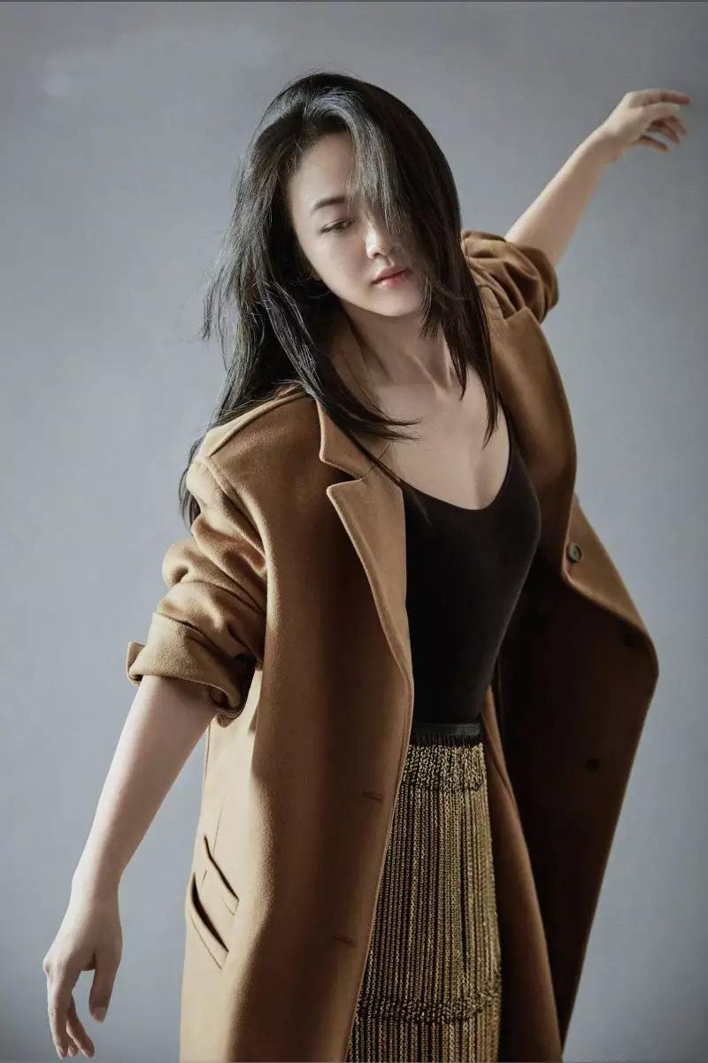 棕色呢子大衣里面配什么颜色打底,摩卡棕色牛角扣大衣怎么搭配裤子