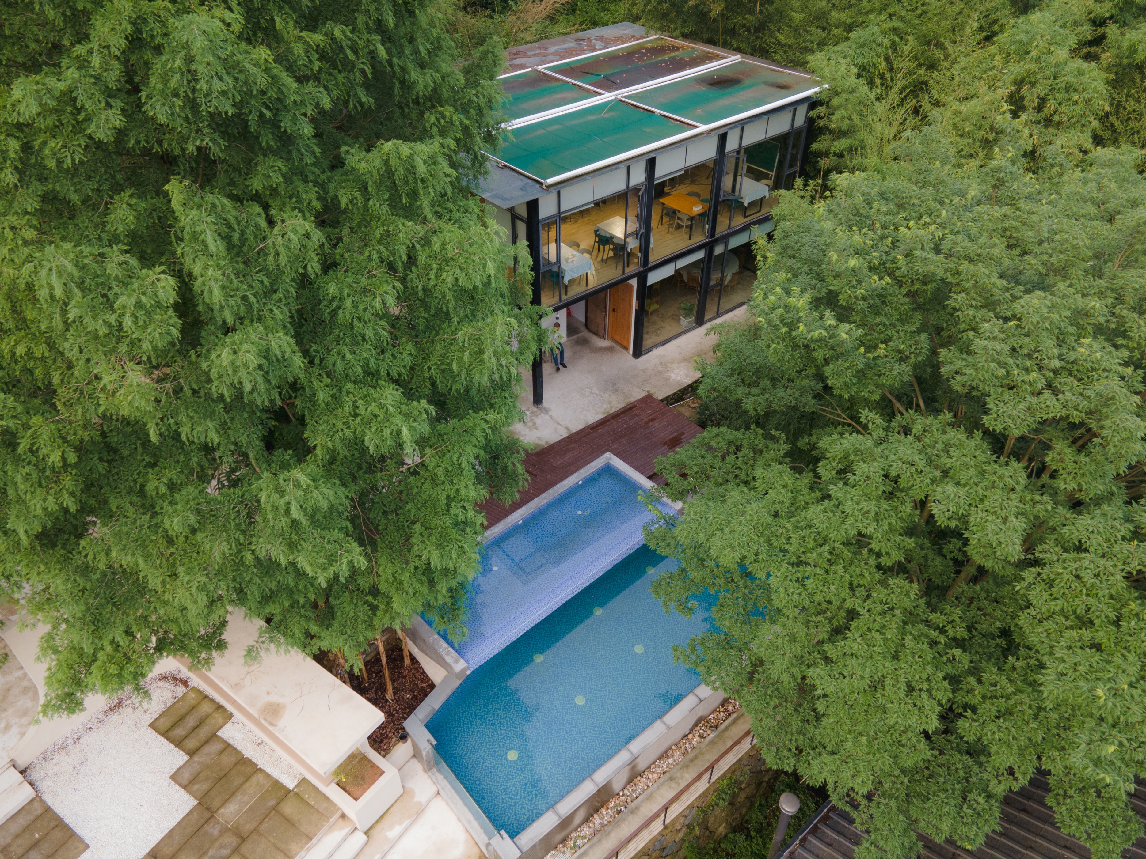 在山林间泡温泉,山林温泉