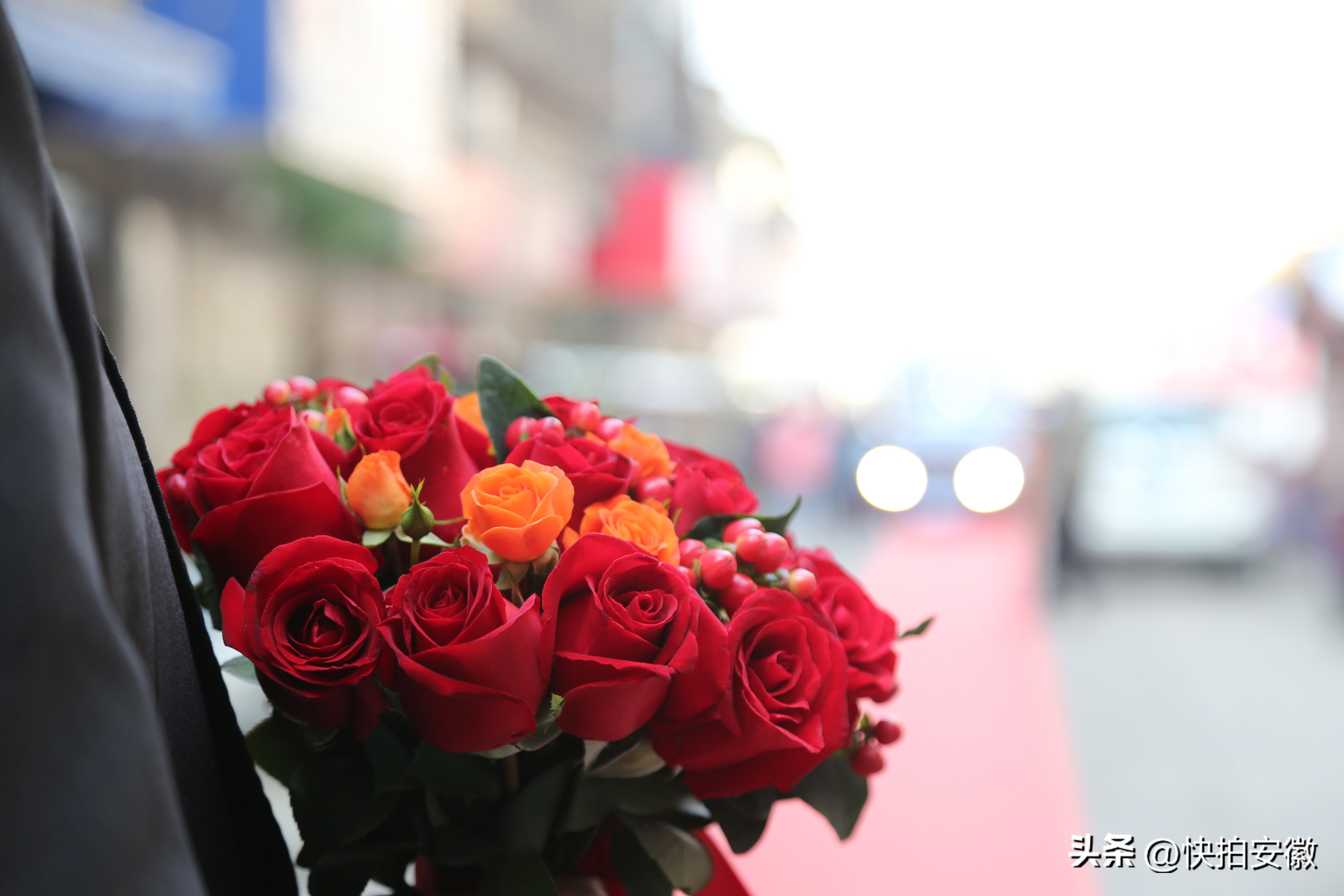 城里青年结婚无人闹洞房，婚床上用食物摆出4个大字寓意太暖了