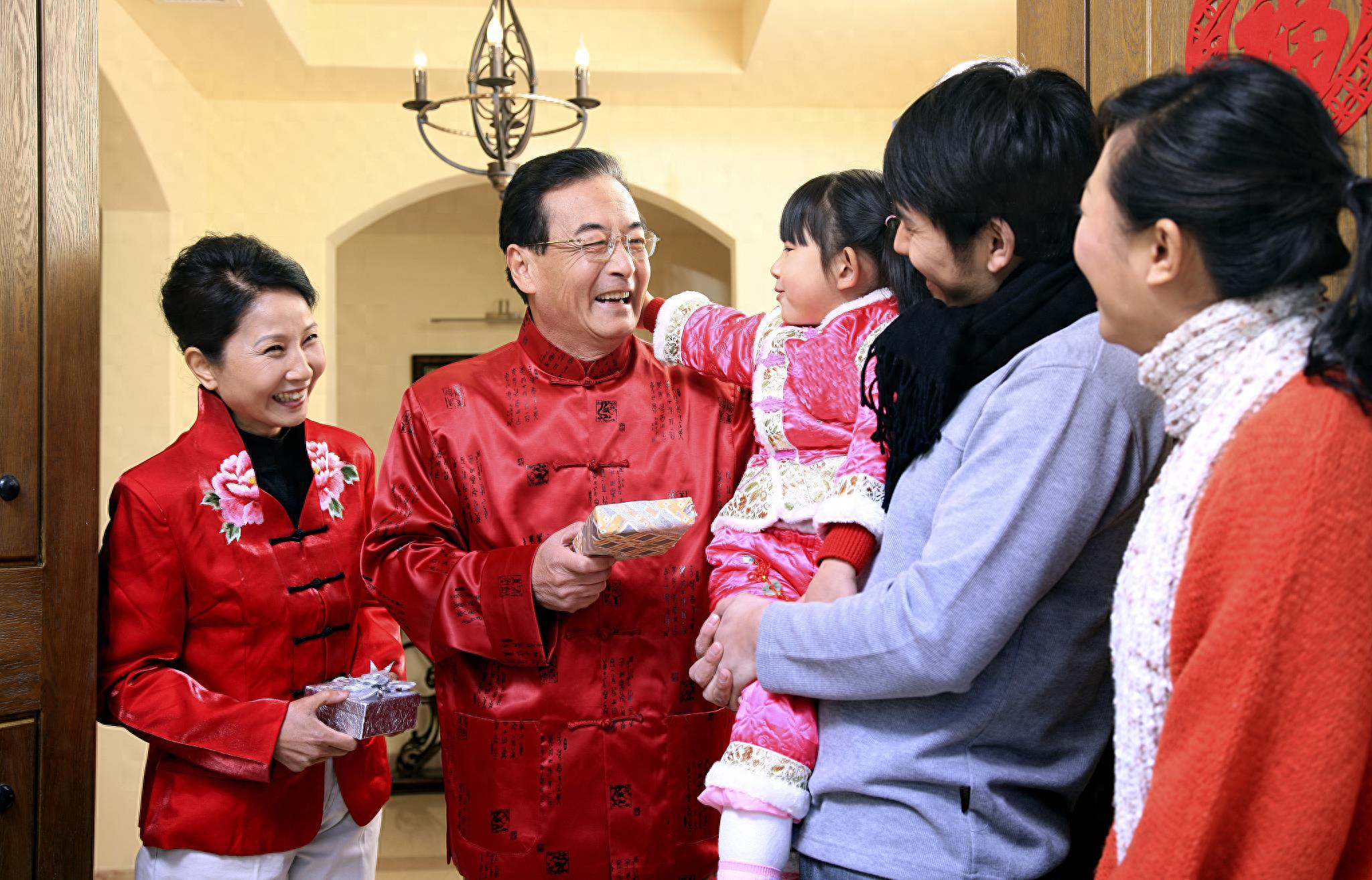 40岁，老光棍，隔壁新来的大妈故意走光，无意看到那抹黑色风景