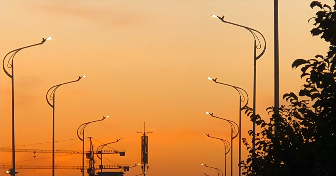 故事：和好友假扮情侣帮他挡桃花，却撞上了三年未见的初恋男神