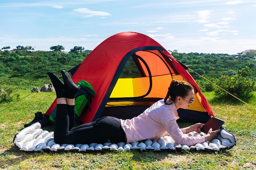 露营自动充气垫和充气床哪个好,自充气睡垫真的舒服吗