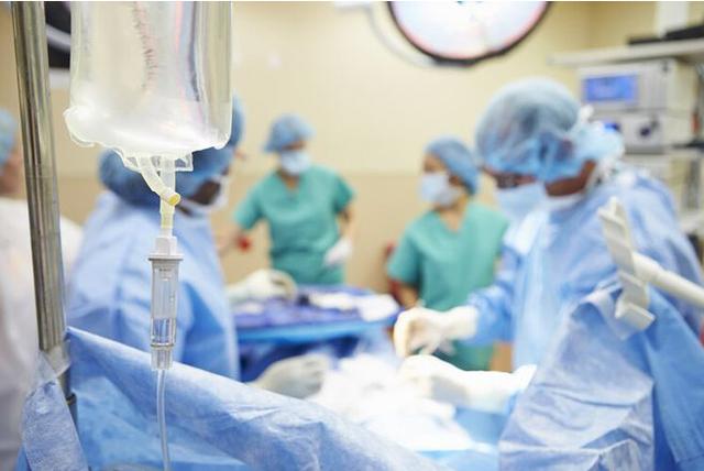 诡异的医学悬案：宫颈癌晚期病人散发臭味，接连熏倒23名医护