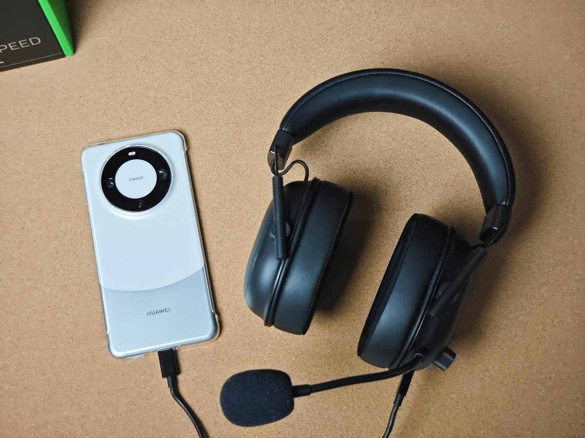 可靠好用的无线游戏耳机-雷蛇旋风黑鲨V2极速版