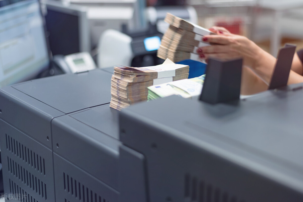 银行存一万送电动车合适吗,银行存一万送电动车是真的吗