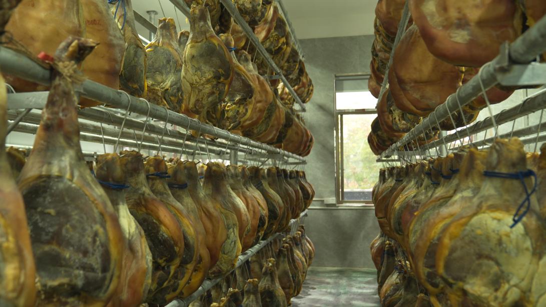 90后小夫妻传承千年火腿工艺，借电商创业带领村民驶入增收路