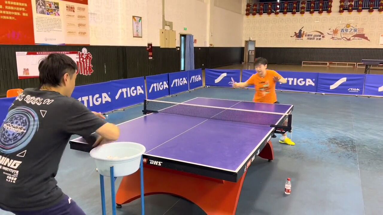 孙颖莎夺冠教练邱贻可激动,孙颖莎夺冠给观众送球