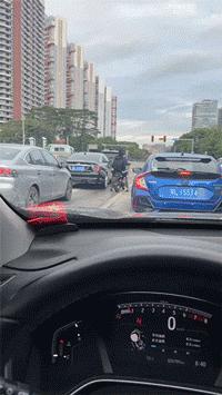 “姑娘你不能挡一下那里么？那东西让人看了很难为情”哈哈哈