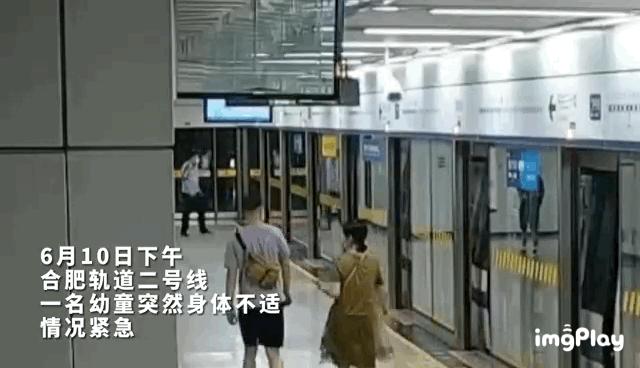 地铁拍到的一幕,网友地铁拍下心酸一幕