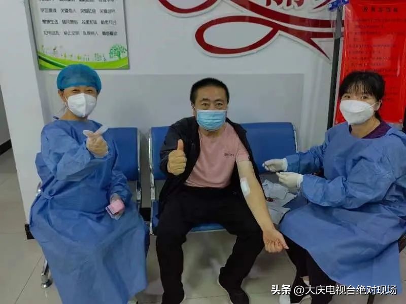 社区医生上门为居民换药服务报道,社区医生为卧床小伙上门拆线