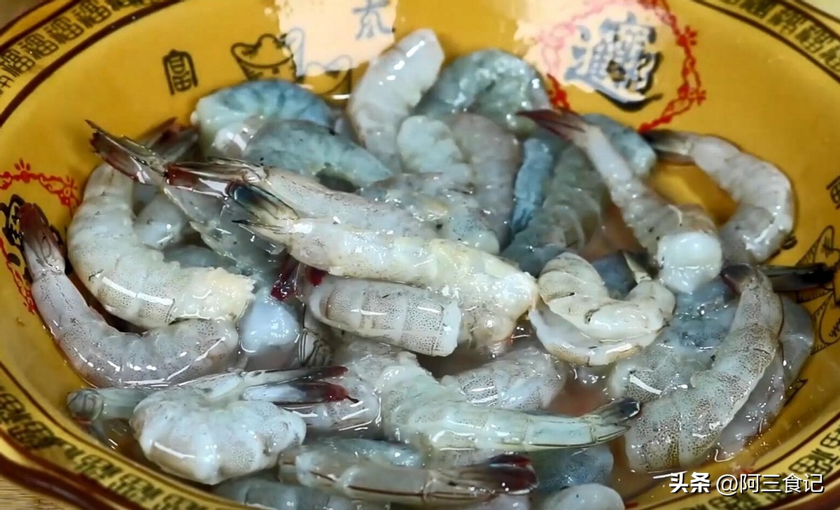 大虾新吃法比油焖清蒸好吃10倍,大虾的家常做法清蒸蒜蓉不辣